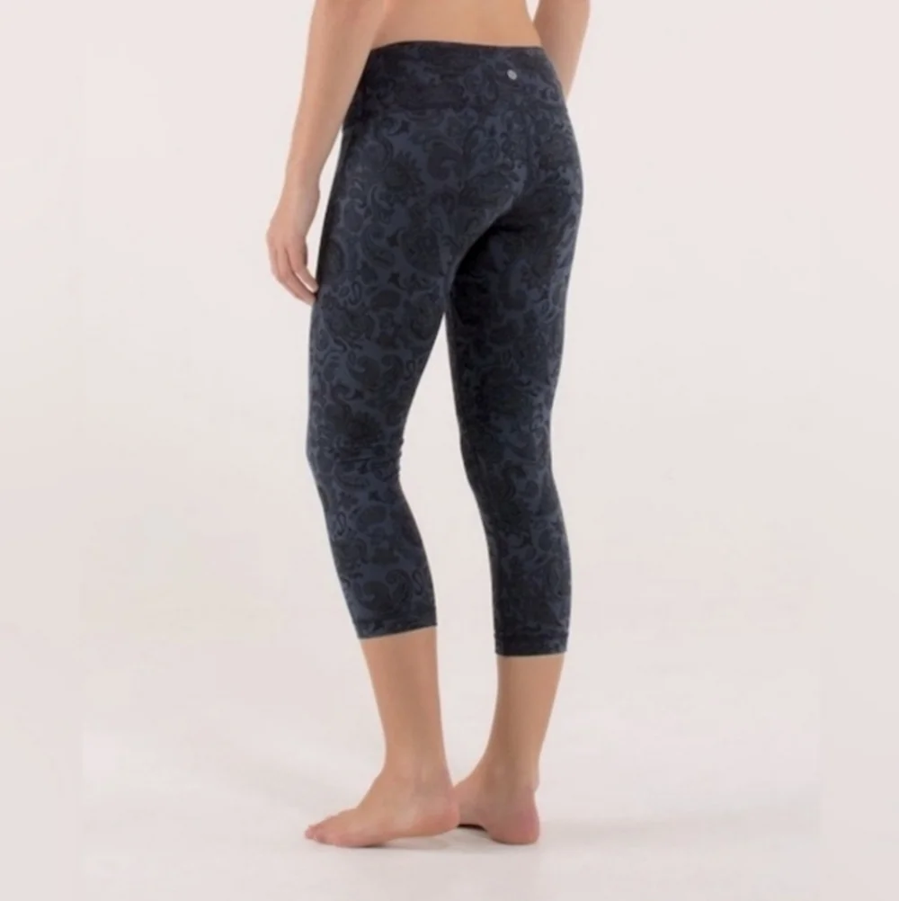 Lululemon Wunder Under blue black paisley crop leggings